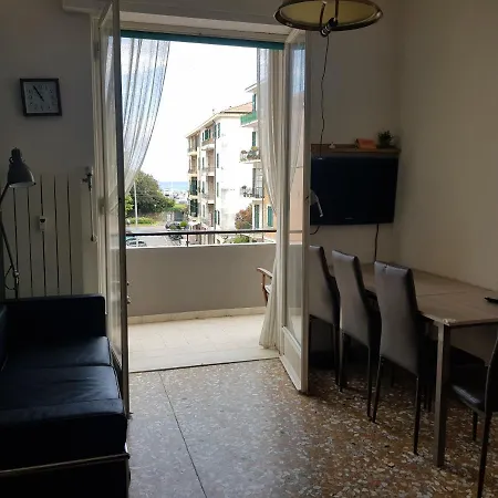 Spazioso Alloggio Nel Centro Di Albisola Superiore